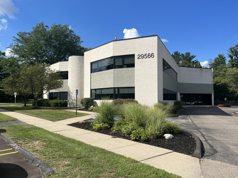 29566 Northwestern Hwy, Southfield, MI for lease - Building Photo - Image 1 of 10