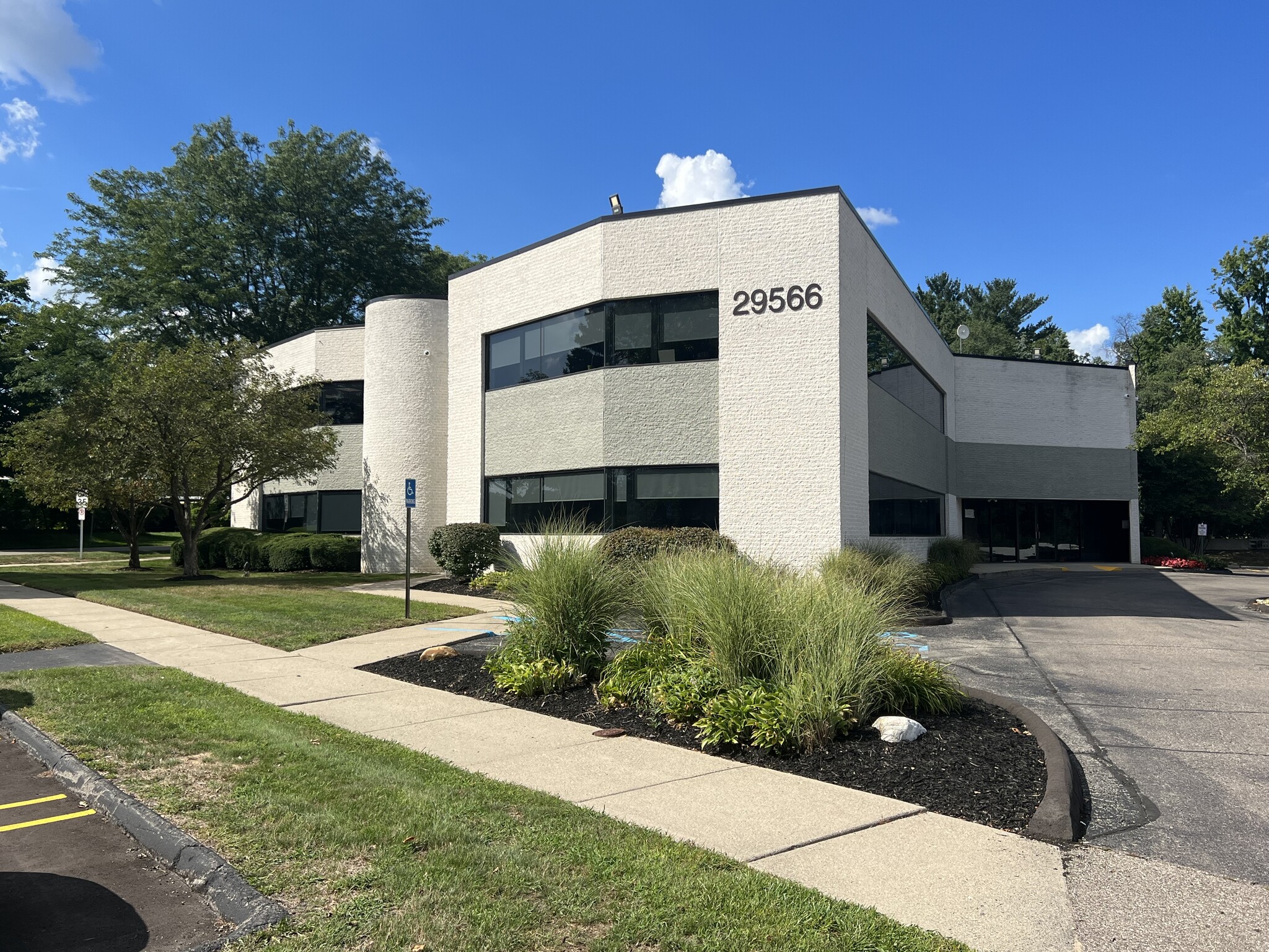 29566 Northwestern Hwy, Southfield, MI for lease Building Photo- Image 1 of 11