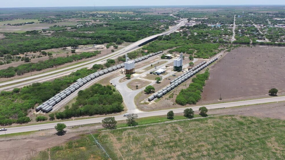 240 US-59 Bus, George West, TX à vendre - Vidéo sur l’inscription commerciale - Image 2 de 6