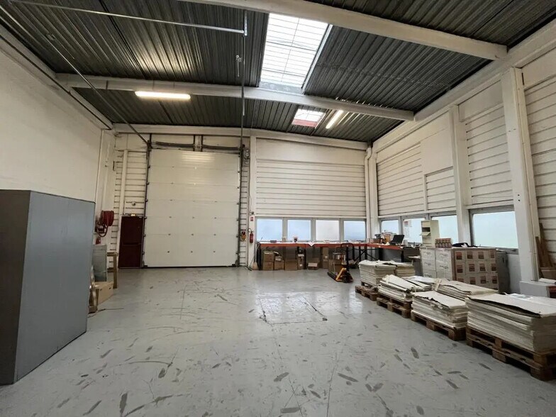 1-3 Avenue Jean Pierre Timbaud, Trappes for lease - Interior Photo - Image 2 of 8