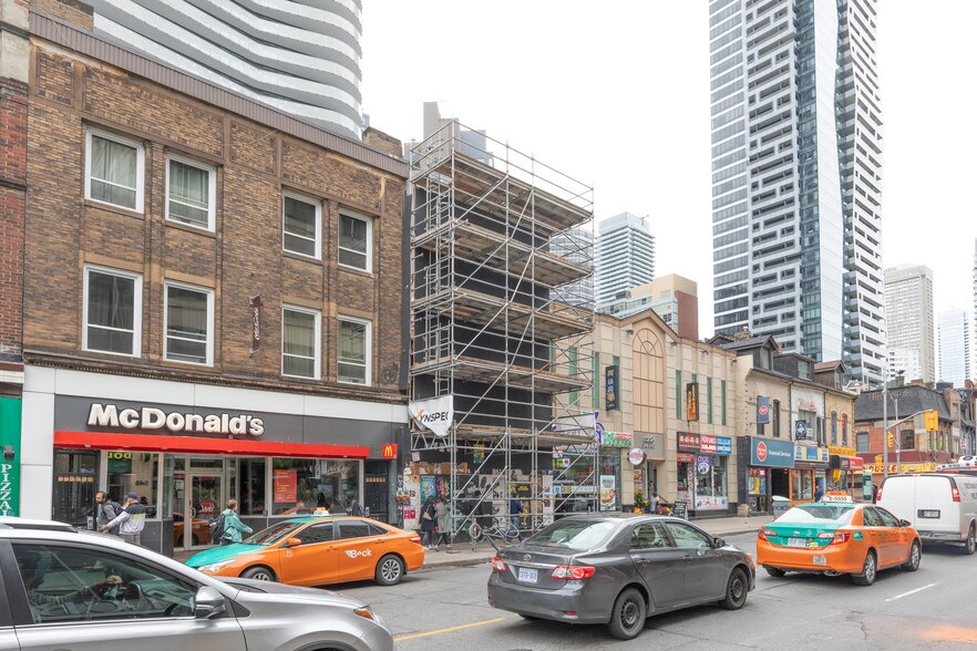 556 Yonge St, Toronto, ON à louer - Photo de construction - Image 3 de 4