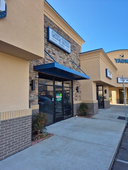 5447 Yadkin Rd, Fayetteville, NC à louer - Photo principale - Image 1 de 11