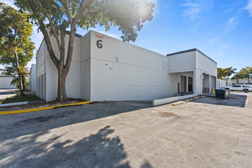 19555 NE 10th Ave, Miami, FL à louer - Photo du bâtiment - Image 3 de 17