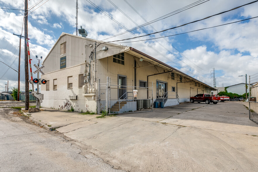 1102 W Laurel St, San Antonio, TX for lease - Building Photo - Image 1 of 15