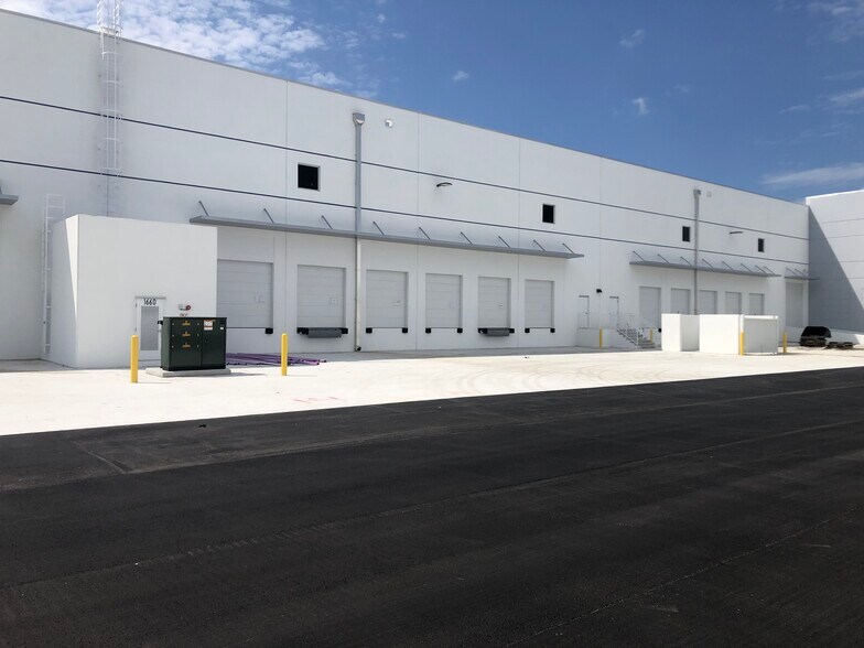 Silver Beach Rd, West Palm Beach, FL à louer - Photo du bâtiment - Image 2 de 8