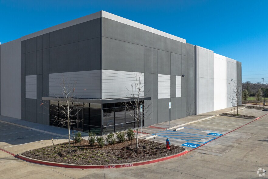 1500 N Mayhill Rd, Denton, TX à louer - Photo du bâtiment - Image 3 de 5