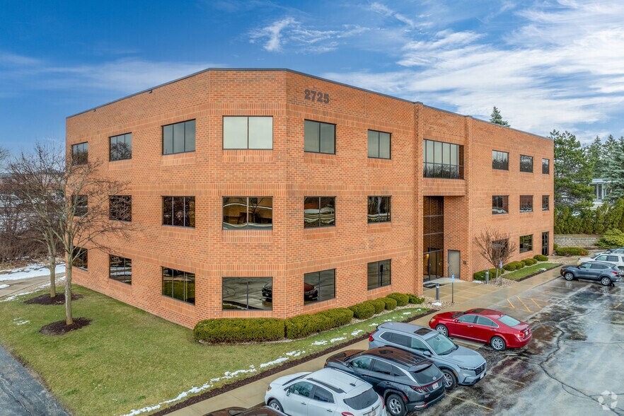 2725 S Moorland Rd, New Berlin, WI à louer - Photo principale - Image 1 de 5