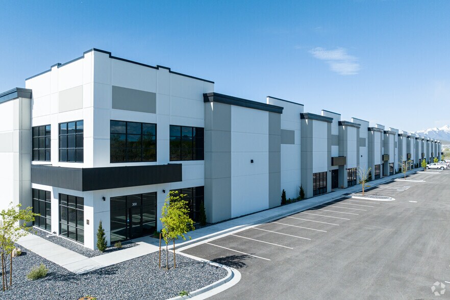 Northshore Commerce Center portefeuille de 3 propriétés à vendre sur LoopNet.ca - Photo du bâtiment - Image 3 de 3