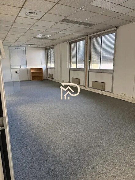 Office in Aix-en-Provence for lease - Interior Photo - Image 2 of 4