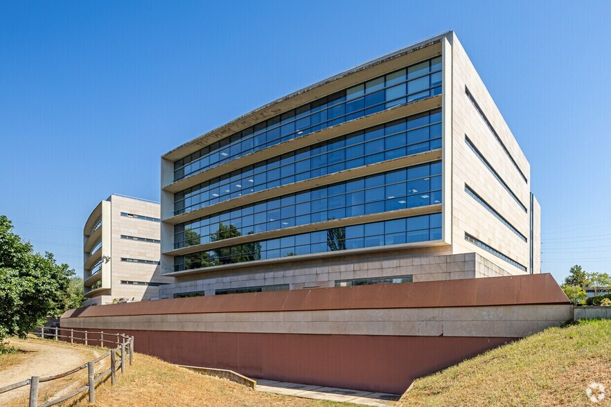 Avinguda Can Fatjó dels Aurons, 9, Cerdanyola del Vallès, Barcelona for lease - Building Photo - Image 2 of 3