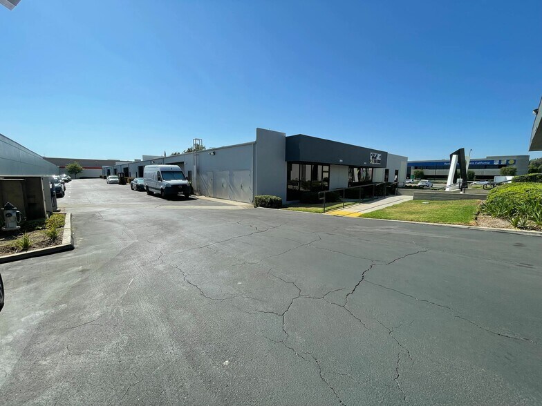 2800-2824 E Imperial Hwy, Brea, CA à louer - Photo du bâtiment - Image 2 de 9