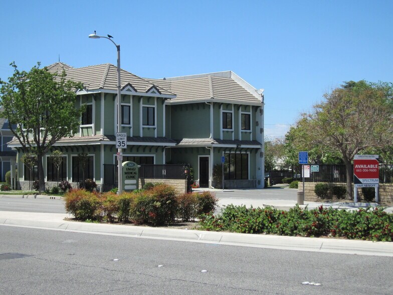 22621 Lyons Ave, Newhall, CA à louer - Photo du bâtiment - Image 2 de 3