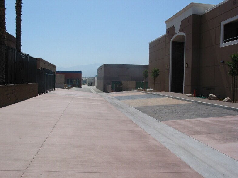 72049 Petland Pl, Thousand Palms, CA à louer - Photo du bâtiment - Image 3 de 5