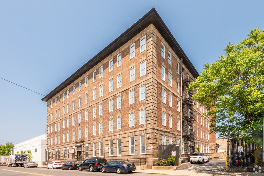 550-560 Barry St, Bronx, NY for lease - Building Photo - Image 1 of 18