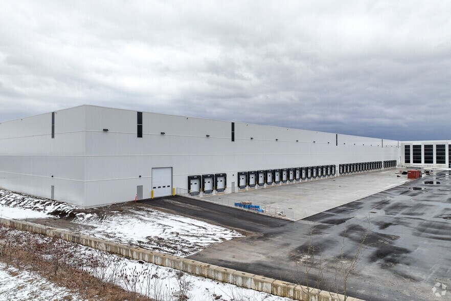 90 Mapleview Dr W, Barrie, ON à louer - Photo du bâtiment - Image 2 de 2