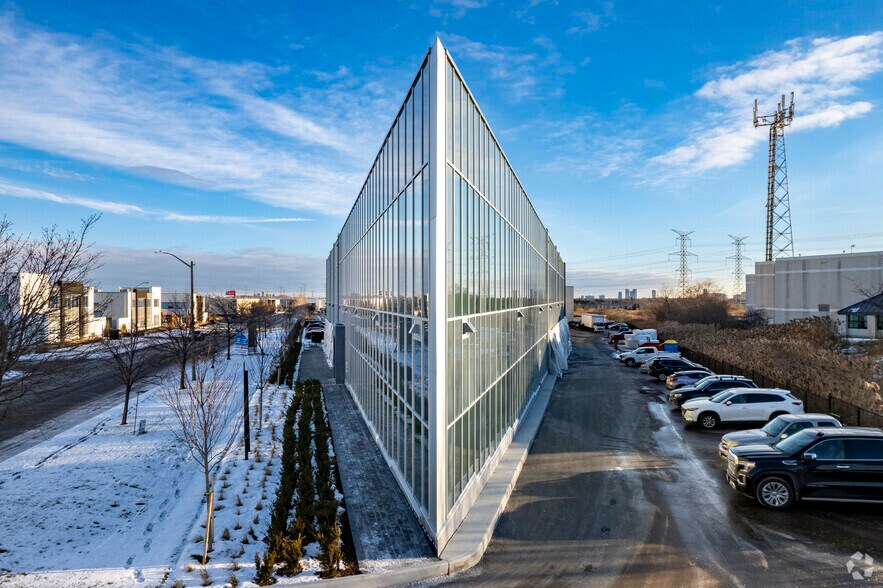 99 Great Gulf Dr, Vaughan, ON à louer - Photo du bâtiment - Image 2 de 3
