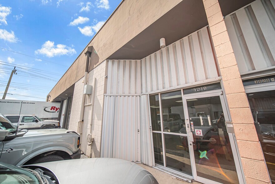 3018 NW 79th Ave, Doral, FL à louer - Photo du bâtiment - Image 3 de 45