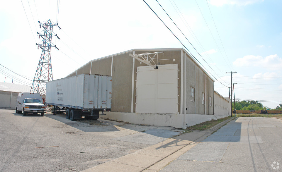 2424 Chester St, Fort Worth, TX for lease - Building Photo - Image 2 of 11