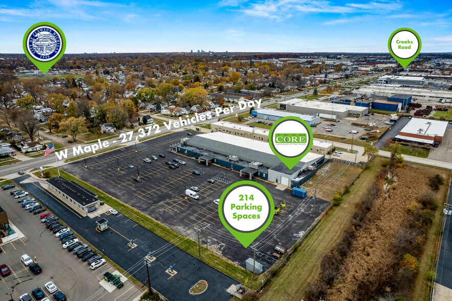 400 W Maple Rd, Troy, MI à louer - Photo du bâtiment - Image 3 de 43