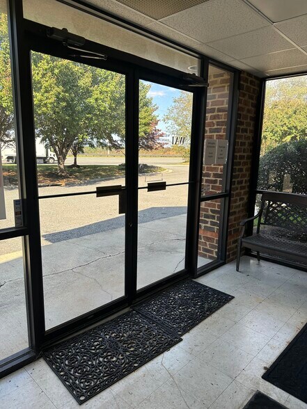 15421 Forest Rd, Forest, VA à louer - Photo du bâtiment - Image 3 de 27