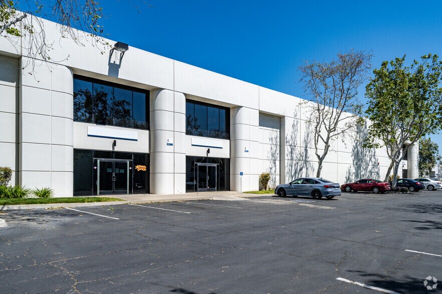 1555 S DuPont Ave, Ontario, CA à louer - Photo du bâtiment - Image 3 de 6