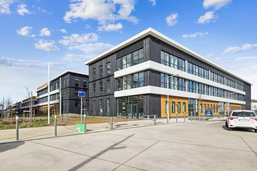 Bureau dans Nanterre à louer - Photo du bâtiment - Image 2 de 14
