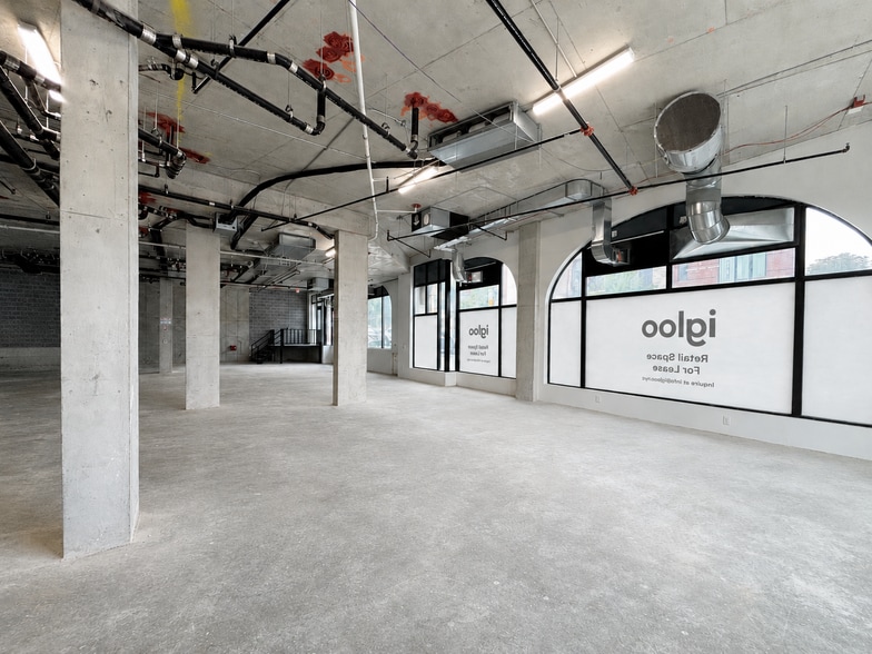 210 Greenpoint Ave, Brooklyn, NY for lease - Building Photo - Image 2 of 6