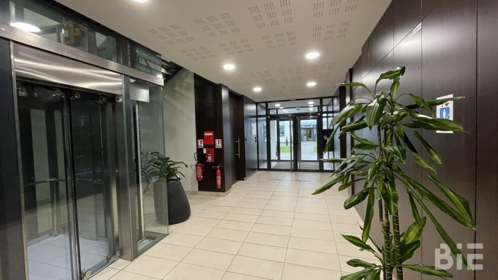 Bureau dans Le Haillan à louer - Hall d’entrée - Image 3 de 8
