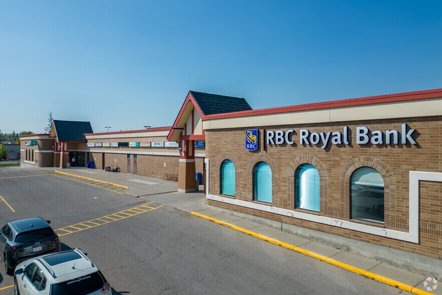 8220 Centre St NE, Calgary, AB à louer - Photo du bâtiment - Image 3 de 8