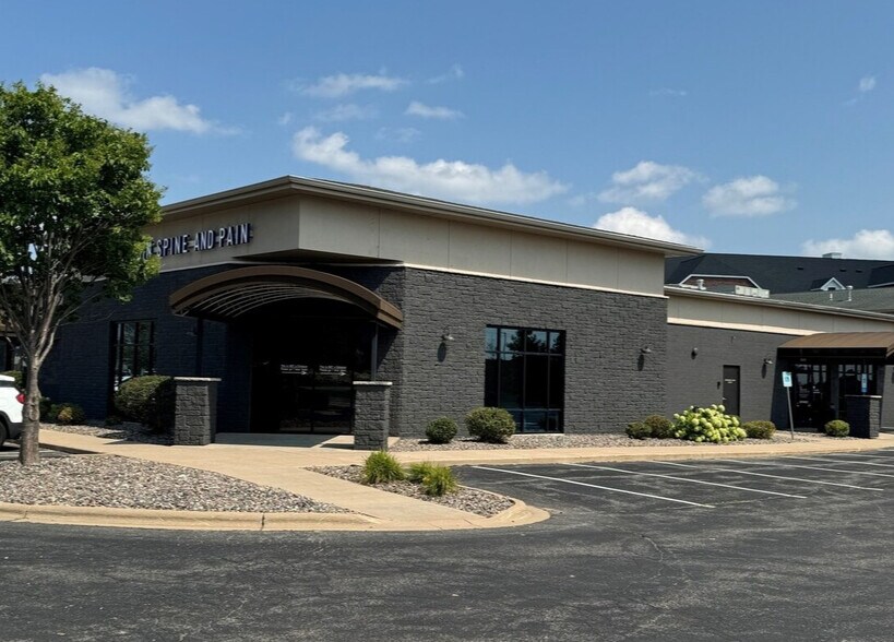 1600-1688 N Casaloma Dr, Grand Chute, WI à louer - Photo du bâtiment - Image 1 de 23