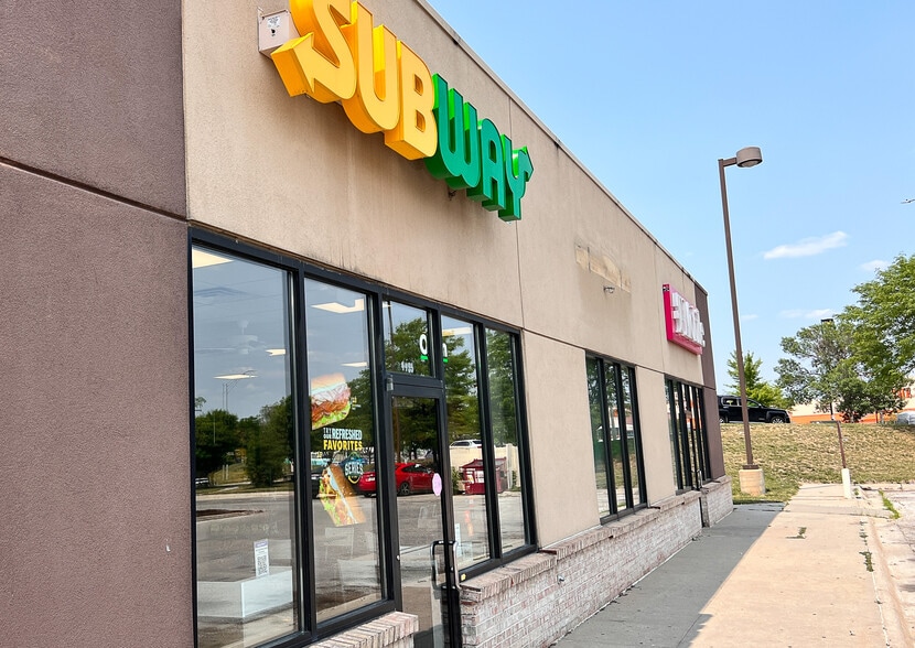 4455-4457 N 72nd St, Omaha, NE for lease - Building Photo - Image 2 of 10