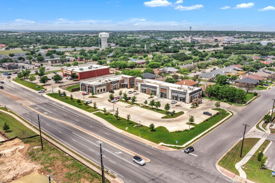 821 W New Hope Dr, Cedar Park, TX à louer - Photo du bâtiment - Image 3 de 15