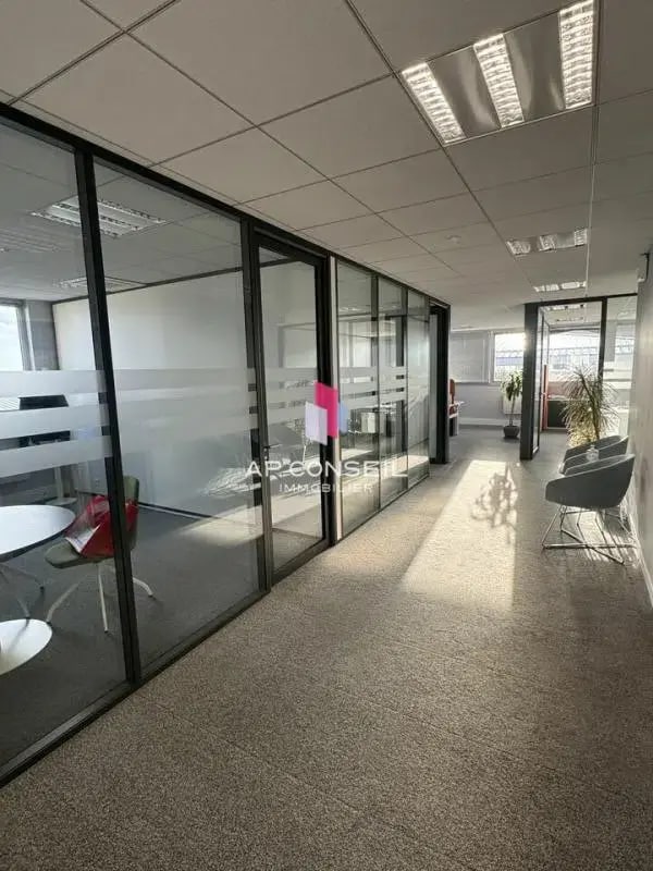 Office in Saint-Germain-en-Laye for lease Interior Photo- Image 1 of 10