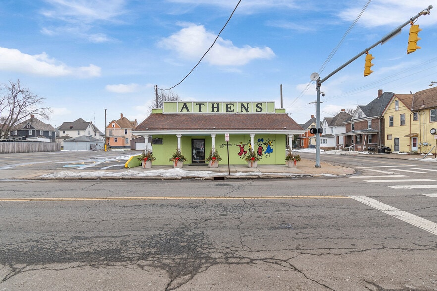 816 Harrison Ave SW, Canton, OH à vendre - Photo du bâtiment - Image 2 de 35