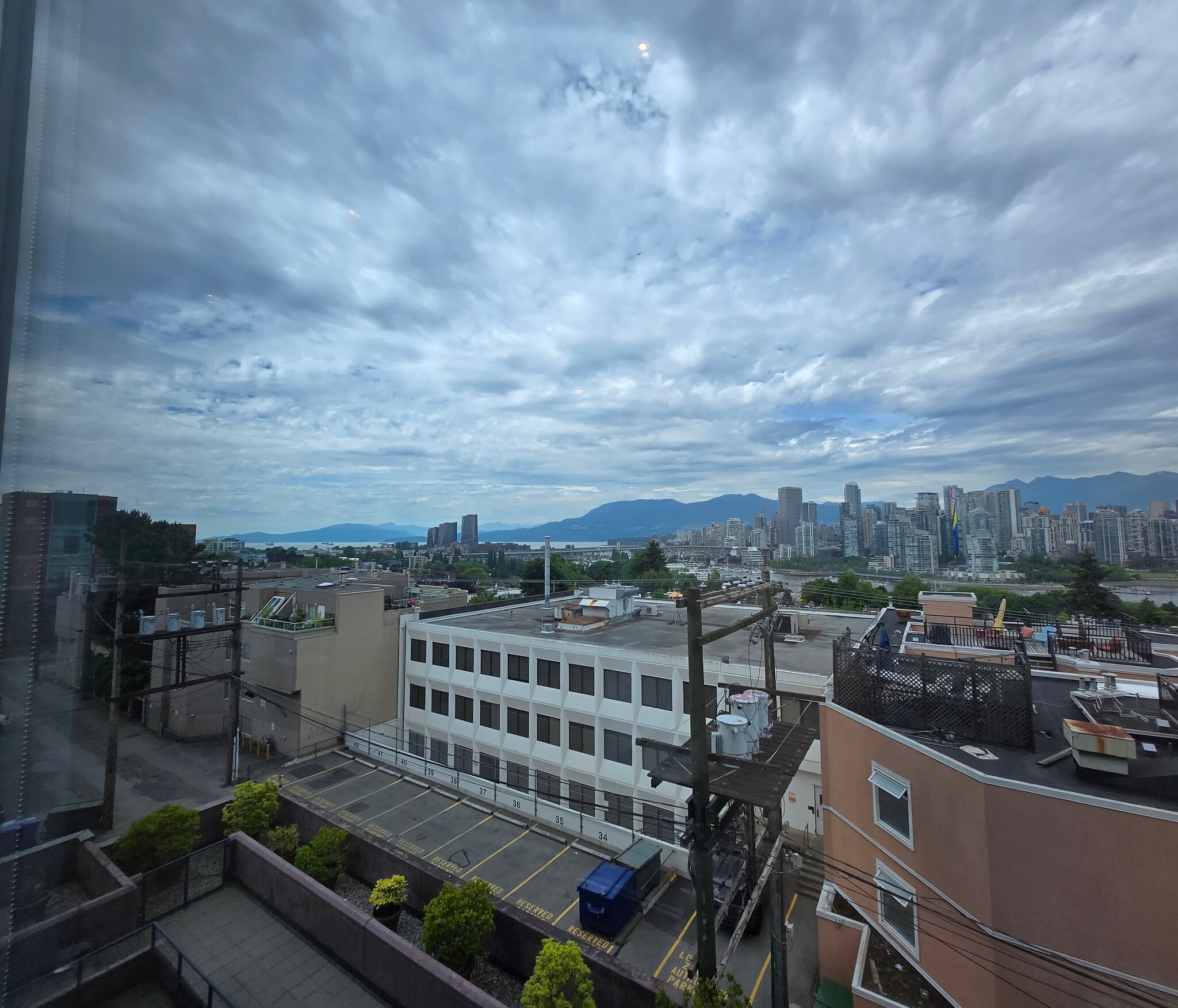 1055 Broadway W, Vancouver, BC à louer Photo principale- Image 1 de 13