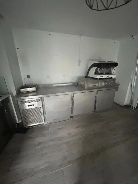 Retail in Paris for sale - Interior Photo - Image 2 of 5