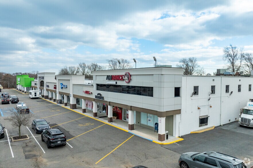 6090-6136 Jericho Tpke, Commack, NY à louer - Photo du bâtiment - Image 2 de 8
