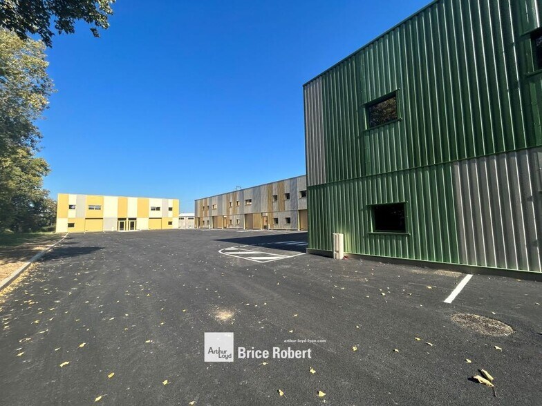 Flex dans Saint Genis Laval à louer - Photo du bâtiment - Image 2 de 6