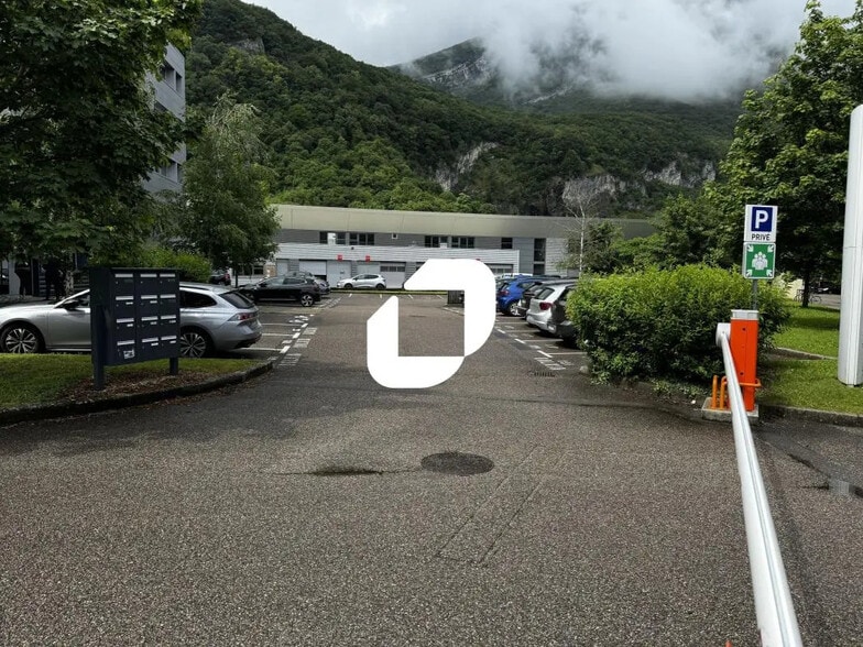 Office in Fontaine for lease - Building Photo - Image 3 of 10