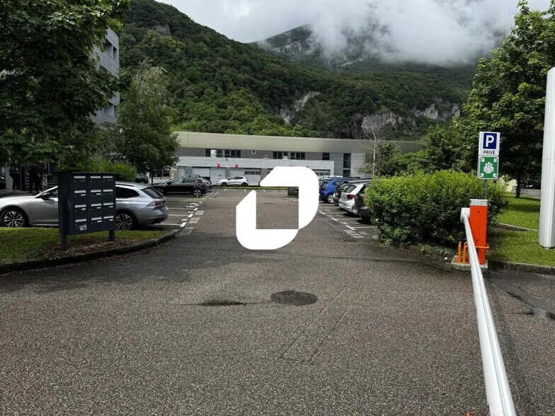 Bureau dans Fontaine à louer - Photo du bâtiment - Image 3 de 10