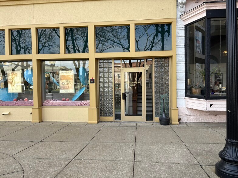 108 E High Ave, New Philadelphia, OH à louer - Photo du bâtiment - Image 2 de 11