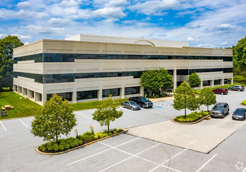 630 Freedom Business Center Dr, King Of Prussia, PA à louer - Photo du bâtiment - Image 1 de 10