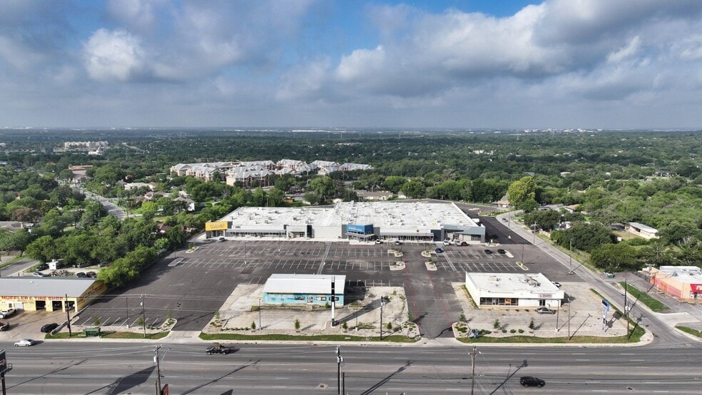 1327-1331 Bandera Rd, San Antonio, TX for lease - Building Photo - Image 2 of 4