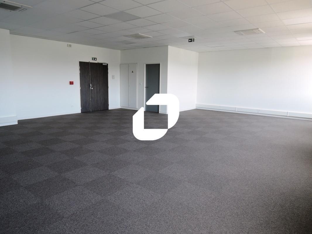 Office in Serris for lease Interior Photo- Image 1 of 5
