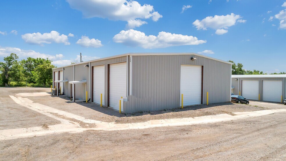 245-251 Ponderosa Ln, Burleson, TX for lease - Building Photo - Image 1 of 3