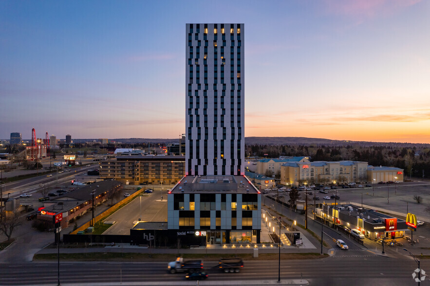 2416 16 Ave NW, Calgary, AB à louer - Photo du bâtiment - Image 3 de 5