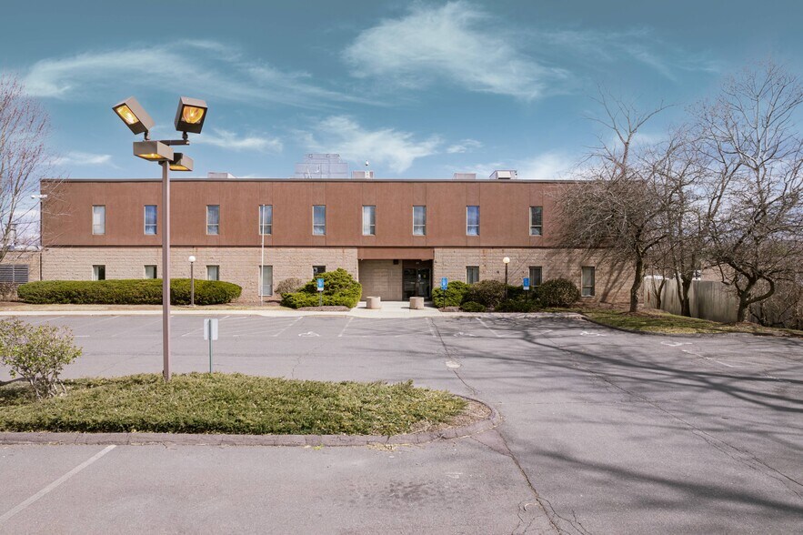 25 Holly Dr, Newington, CT à louer - Photo du bâtiment - Image 2 de 5