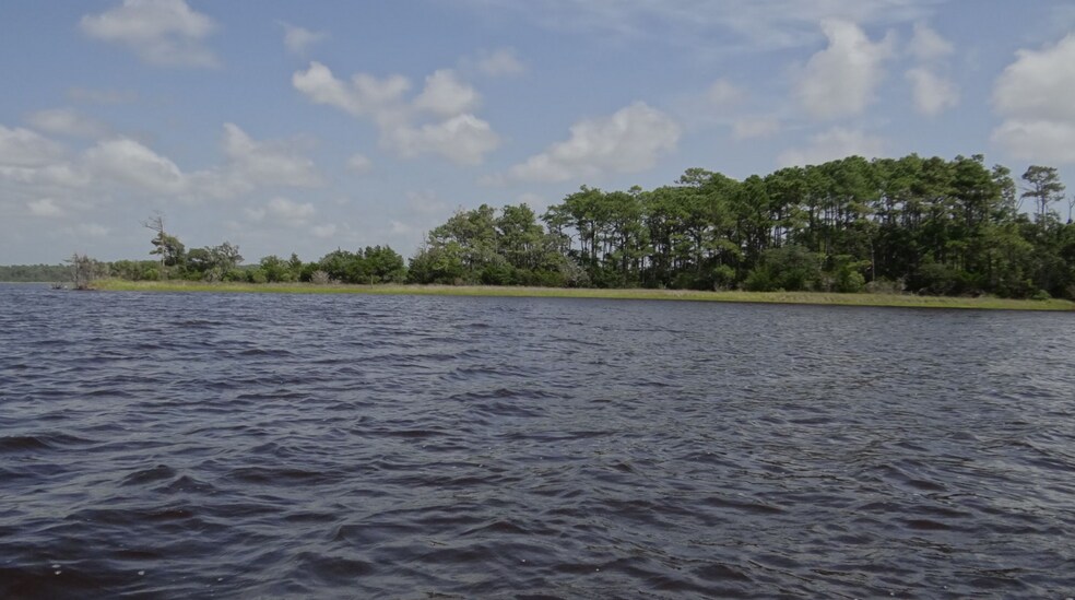 Isla Carolina, Swansboro, NC for sale - Primary Photo - Image 1 of 10