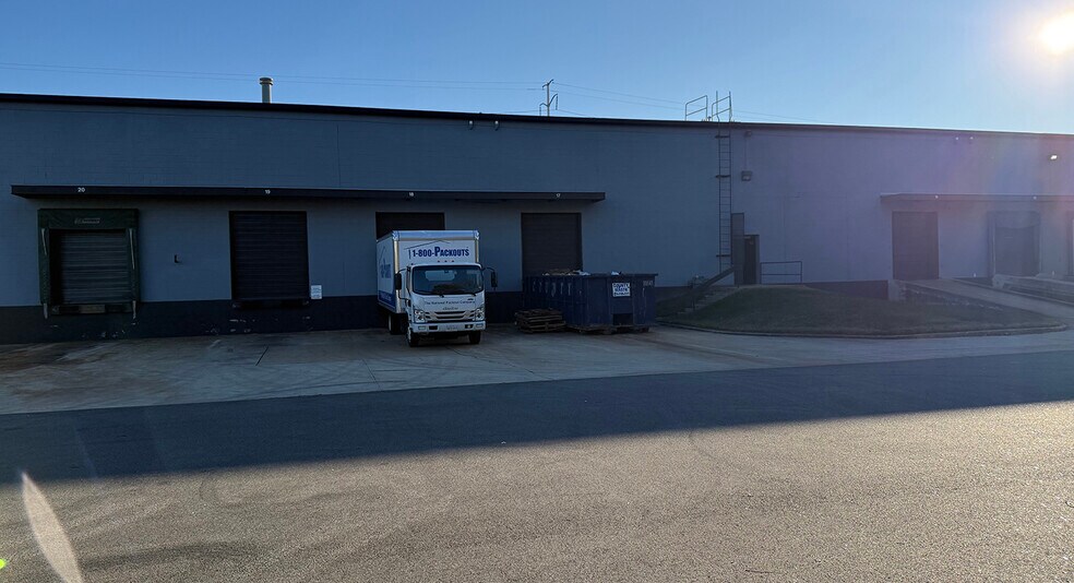 5100-5190 Commerce Rd, Richmond, VA à louer - Photo du bâtiment - Image 2 de 16