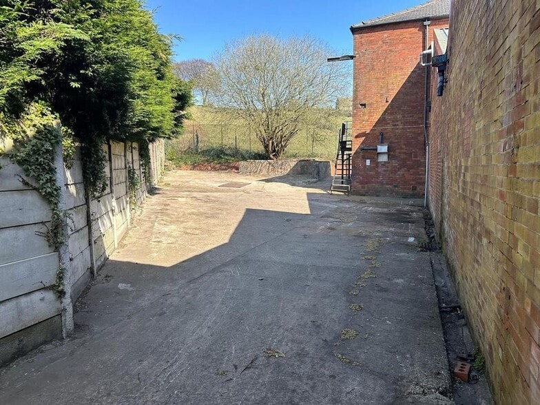 Whitworth Rd, Rochdale à louer - Photo du bâtiment - Image 3 de 9